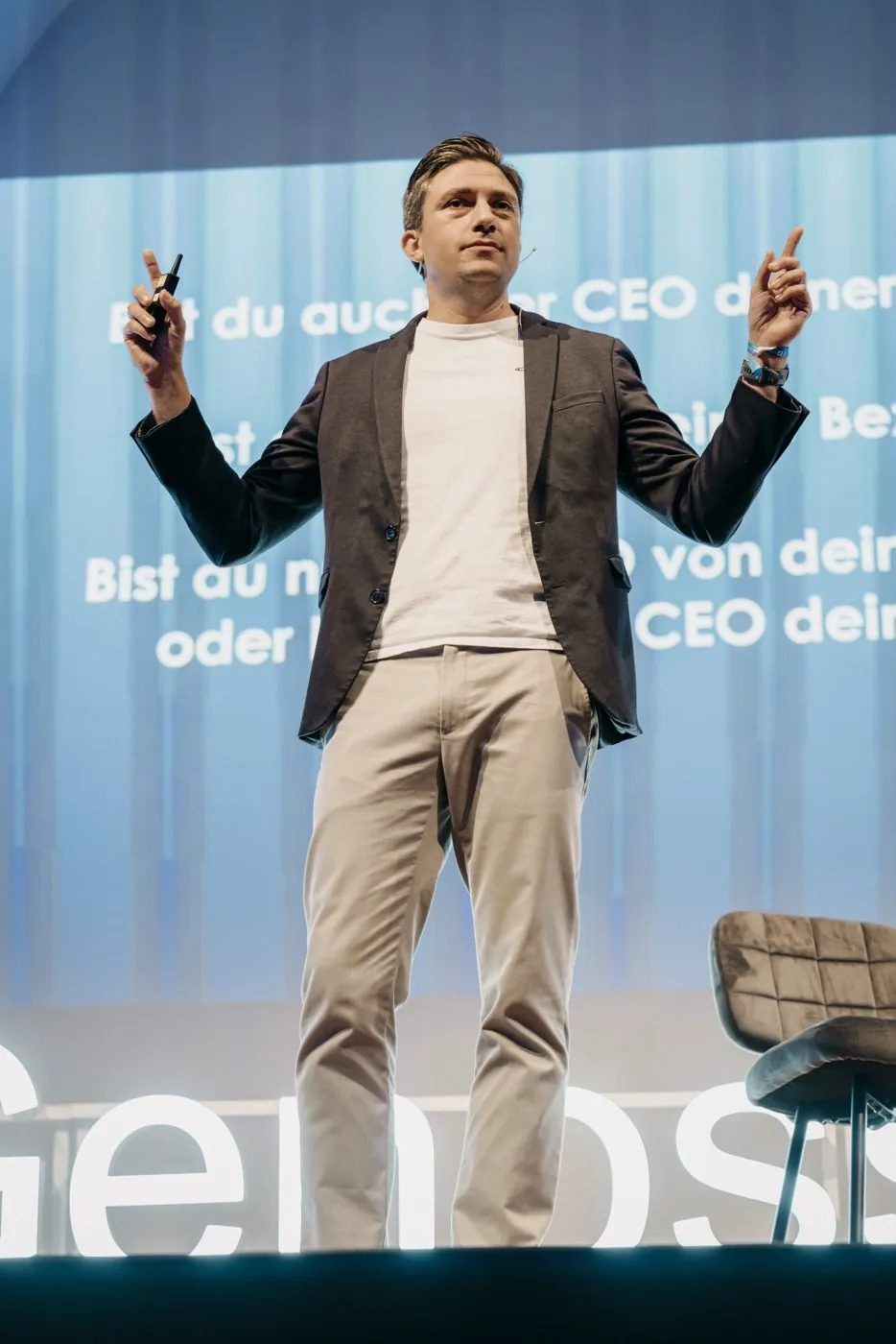 Jay Feldmann mit erhobenen Händen vor seiner Präsentation